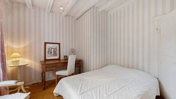 Tabla de planchar con plancha, wifi y ropa de cama