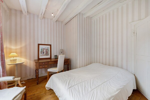 Tabla de planchar con plancha, wifi y ropa de cama 