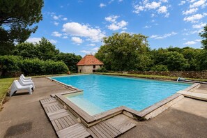 Pool - Holiday Home “Logis Vendéen, 40 min from the Sea” 14 Guests – Pool, Terrace & Wi-Fi (Saint-Étienne-du-Bois)