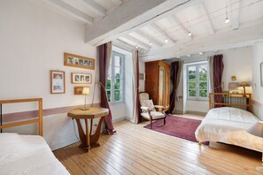 Iron/ironing board, WiFi, bed sheets
