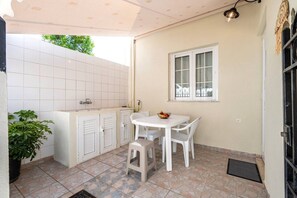 Outdoor dining - The Dockside Stay - Steps away from the Beach (Kos)