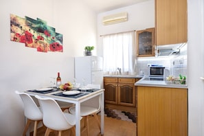 Fridge, oven, cookware/dishes/utensils - The Dockside Stay - Steps away from the Beach (Kos)