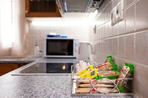 Fridge, oven, cookware/dishes/utensils - The Dockside Stay - Steps away from the Beach (Kos)