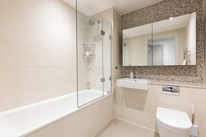 Bathroom - New! Inviting 1BR Flat near St. Pancras (Greater London)