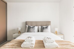1 bedroom, iron/ironing board, bed sheets - New! Inviting 1BR Flat near St. Pancras (Greater London)