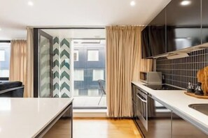 Coffee/tea maker, microwave, oven, stovetop - New! Bright 2BR Flat in Shoreditch, 6 mins to Tube (Greater London)