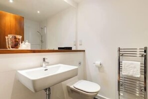 Bathroom - New! Bright 2BR Flat in Shoreditch, 6 mins to Tube (Greater London)