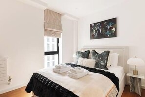 2 bedrooms, iron/ironing board, WiFi, bed sheets - New! Bright 2BR Flat in Shoreditch, 6 mins to Tube (Greater London)