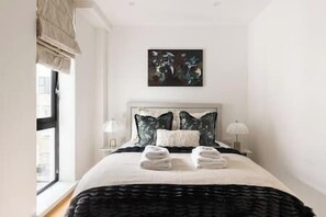 2 bedrooms, iron/ironing board, WiFi, bed sheets - New! Bright 2BR Flat in Shoreditch, 6 mins to Tube (Greater London)