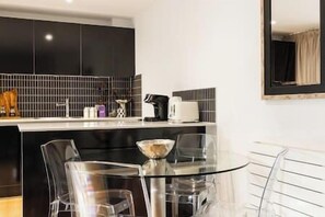Dining - New! Bright 2BR Flat in Shoreditch, 6 mins to Tube (Greater London)