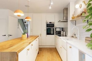 Fridge, microwave, oven, stovetop - New! Cosy 2BR Home w/Garden&Balcony in Greenwich (Greater London)