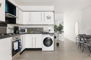 Fridge, microwave, oven, stovetop - Peaceful multilevel 2BR flat w/Garden in Fulham (London)