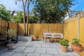 Unclassified image, 4 of 37, button - Peaceful multilevel 2BR flat w/Garden in Fulham (London)