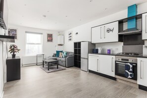 Coffee/tea maker, fridge, microwave, oven - Peaceful multilevel 2BR flat w/Garden in Fulham (London)