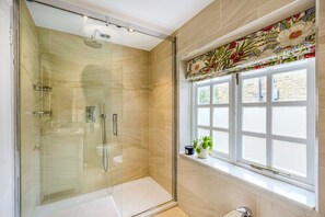 Bathroom - Peaceful multilevel 2BR flat w/Garden in Fulham (London)
