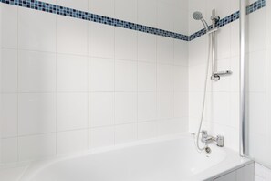 Bathroom - New! Charming 3BR Flat in Leafy Wandsworth (Greater London)