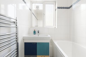 Bathroom - New! Charming 3BR Flat in Leafy Wandsworth (Greater London)