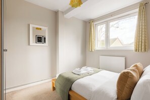 3 bedrooms, iron/ironing board, WiFi, bed sheets - New! Charming 3BR Flat in Leafy Wandsworth (Greater London)
