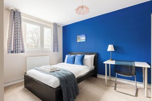 3 habitaciones, tabla de planchar con plancha, wifi y ropa de cama 