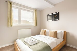 3 habitaciones, tabla de planchar con plancha, wifi y ropa de cama 