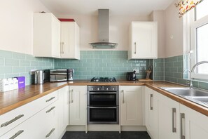 Fridge, microwave, oven, stovetop - New! Charming 3BR Flat in Leafy Wandsworth (Greater London)