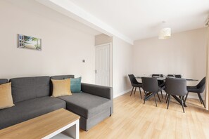 TV - New! Charming 3BR Flat in Leafy Wandsworth (Greater London)