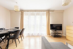 TV - New! Charming 3BR Flat in Leafy Wandsworth (Greater London)