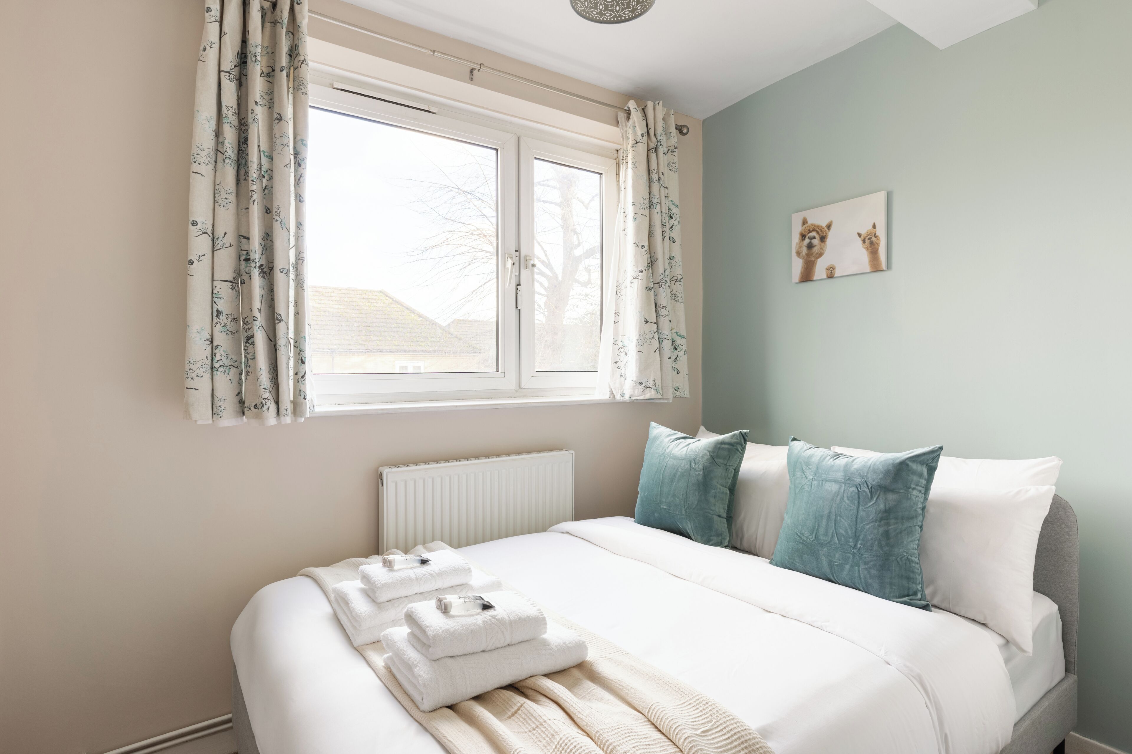 3 bedrooms, iron/ironing board, WiFi, bed sheets