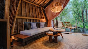 Villa Deluxe, vista al río | Restaurante al aire libre