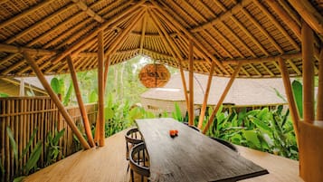 Vila luxo, vista para o rio | Opções para refeição ao ar livre