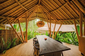 Deluxe villa, uitzicht op rivier | Buiten dineren