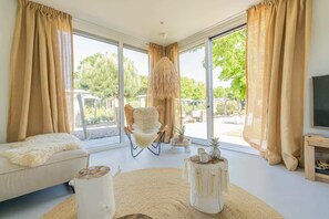TV - Stylish Ibiza-style dune villa located at Duinvilla's Schouwenduin, near the Burgh-Haamstede coast. (Burgh-Haamstede)