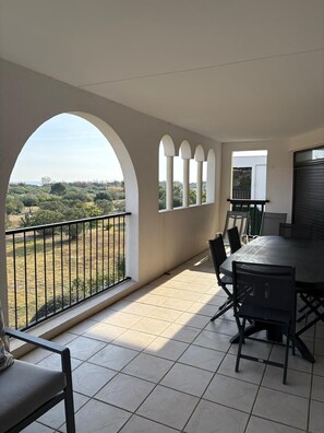 Outdoor dining - St Cyprien Beautiful apartment with sea view (Saint-Cyprien)