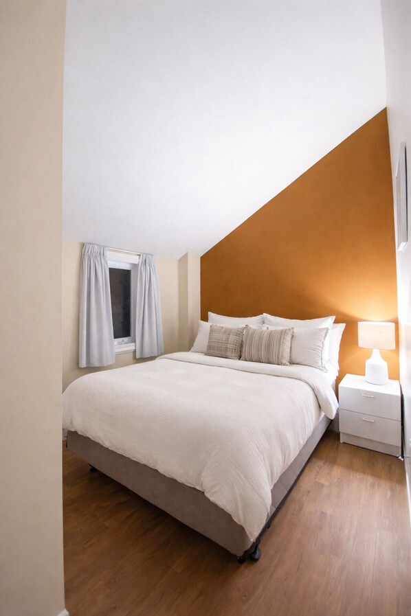 2 bedrooms, internet, bed sheets