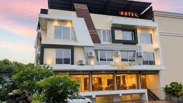 Ein Hotel mit modernem Design, das mehrere Stockwerke umfasst und eine auffällige 'HOTEL'-Beschilderung zeigt.