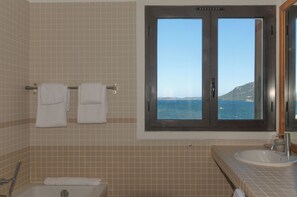 Asciugacapelli, asciugamani, sapone, carta igienica