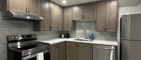 Réfrigérateur, four à micro-ondes, un four, surface de cuisson