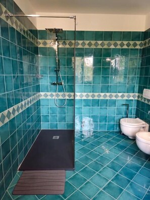 Dobbeltværelse med dobbeltseng eller 2 enkeltsenge - udsigt til have | Badeværelse