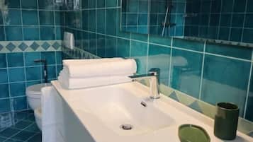 Habitación con 1 cama doble o 2 individuales, vistas al jardín | Baño
