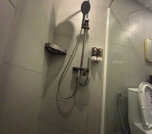 Shower, free toiletries, hair dryer, towels - The Sky Plus (Sihanoukville)