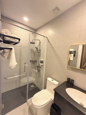 Shower, free toiletries, hair dryer, towels - The Sky Plus (Preah Sihanouk)