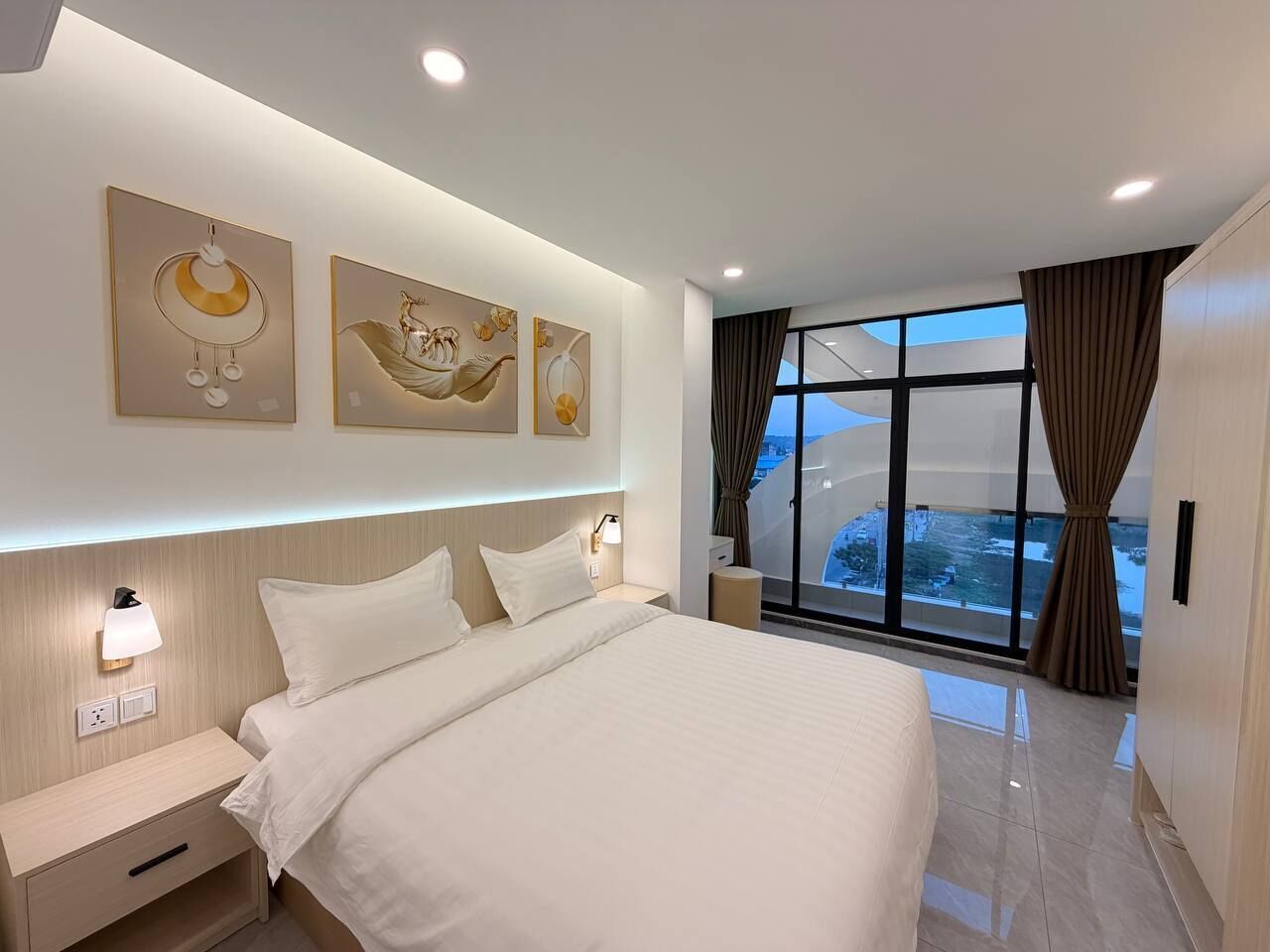 Desk, laptop workspace, free WiFi