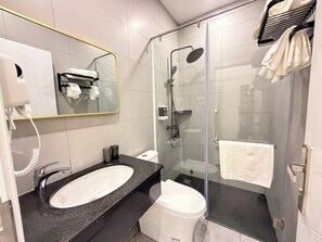 Standard Twin Room, City View | Bathroom | Shower, free toiletries, hair dryer, towels