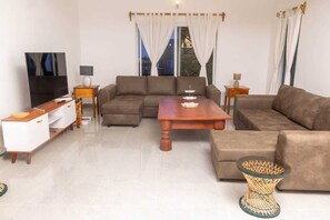 TV - Adorable 4-bedroom villa with pool in beautiful Watamu (Watamu)