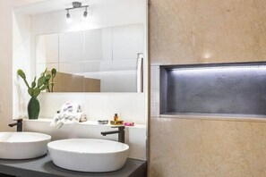 Douche, sèche-cheveux, bidet, serviettes fournies