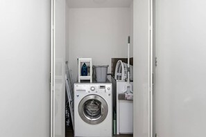 Interior - 2BR near Albert Park Race Track - 2 min from beach (Port Melbourne)