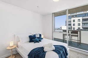 Desk, iron/ironing board, travel cot, WiFi - 2BR near Albert Park Race Track - 2 min from beach (Port Melbourne)