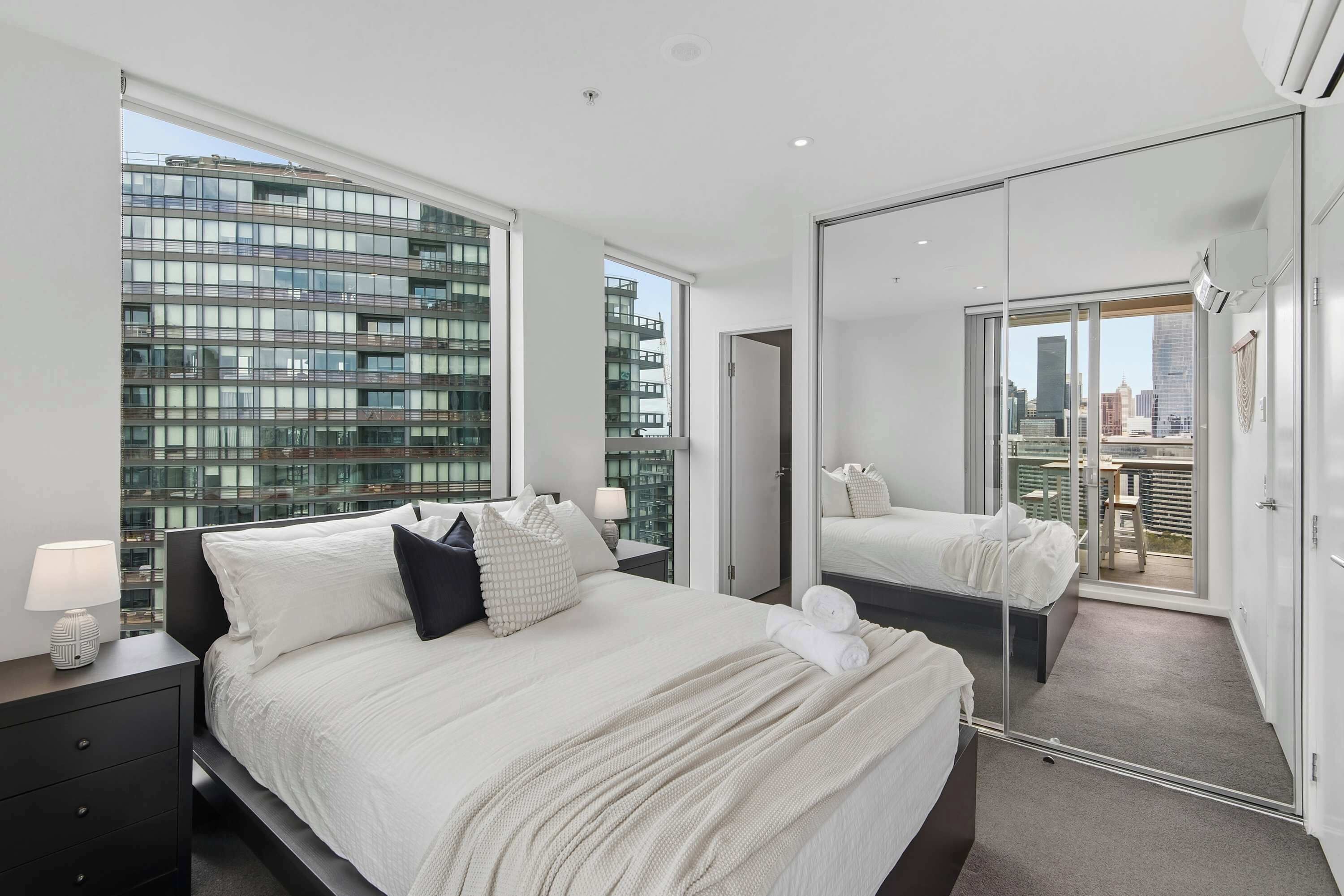 Bureau, fer et planche à repasser, lit parapluie, Wi-Fi