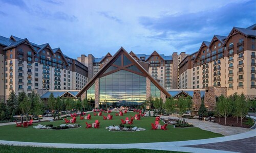 10 min to DIA, Walk to the Gaylord!