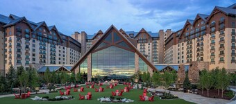 10 min to DIA, Walk to the Gaylord!